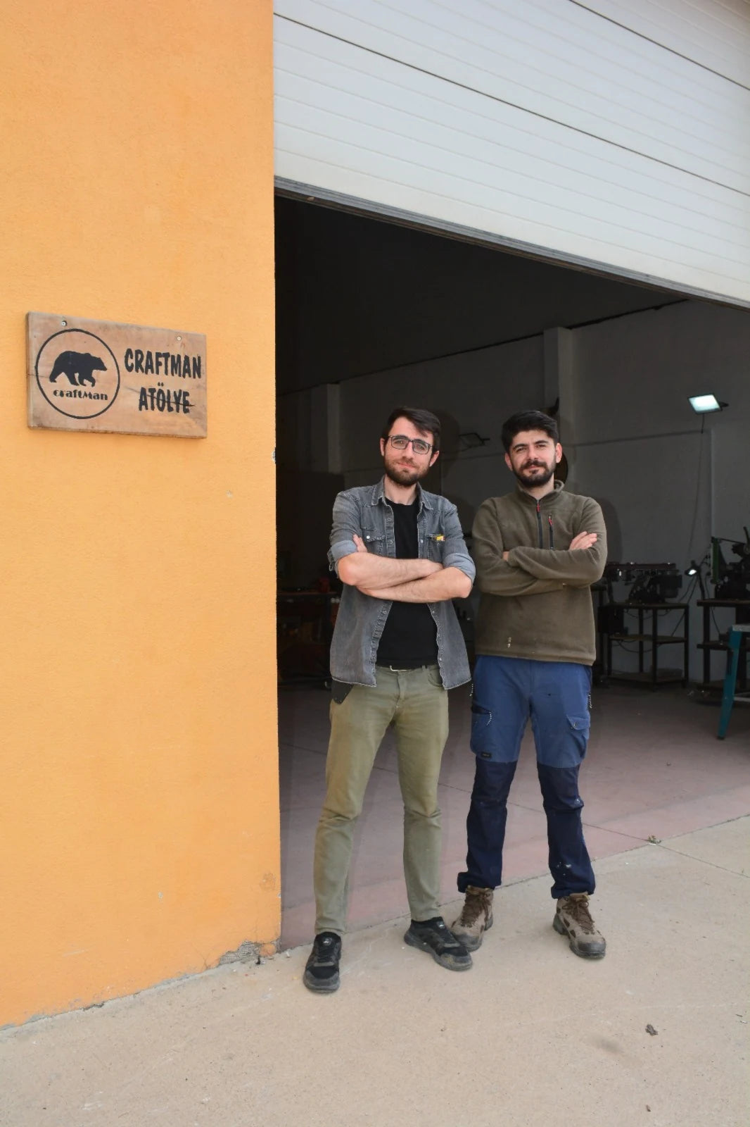 Craftman Atölye kurucuları Muhammed Furkan Gürci ve Ümit Gürci, Erzincan'daki atölyenin önünde