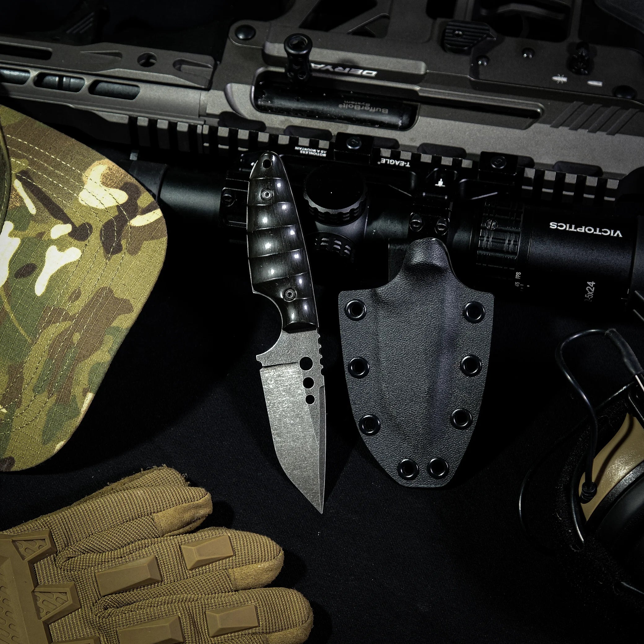 Akhun EDC bıçak ve Kydex kılıfı yan yana