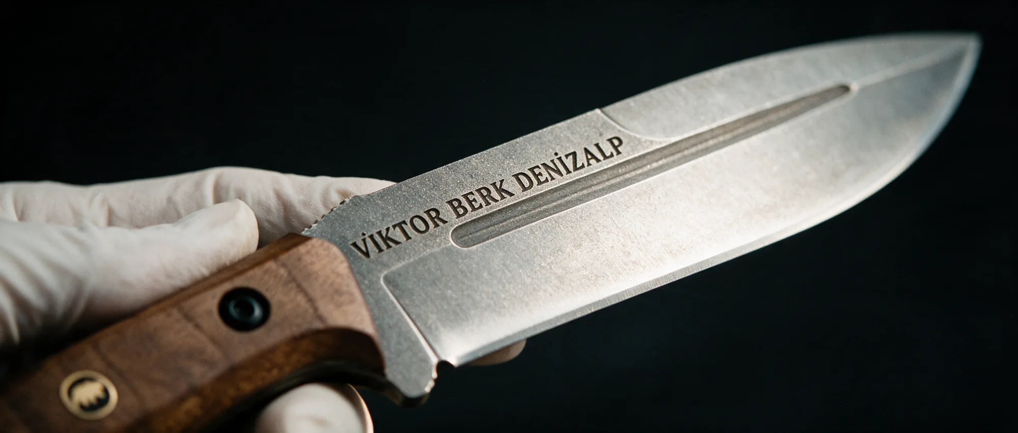 Lazer isim baskısı — bıçak namlusu yakın çekim (yatay)