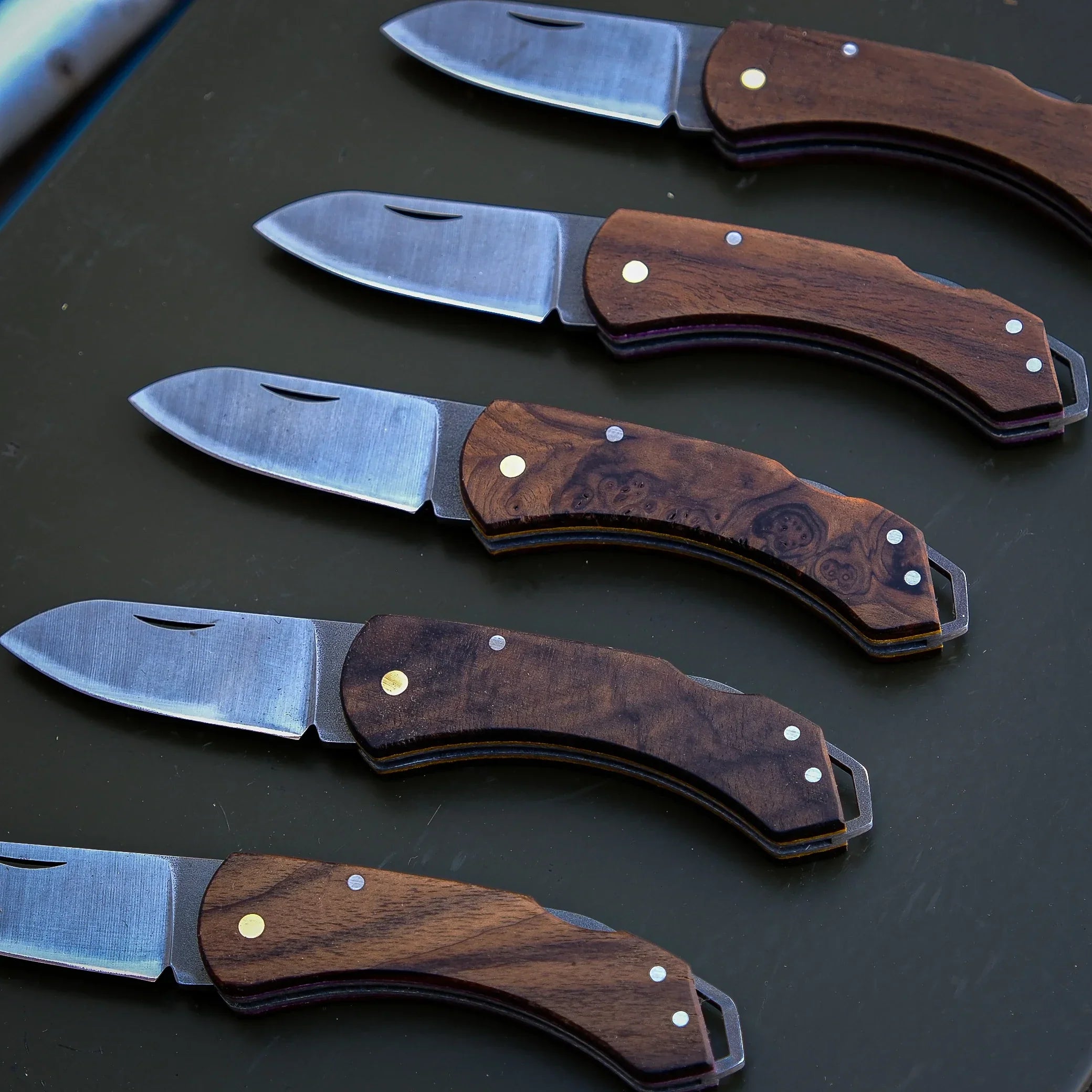 Ceviz kabzalı Craftman mini cep çakıları, 4116 çelik namlularıyla yan yana